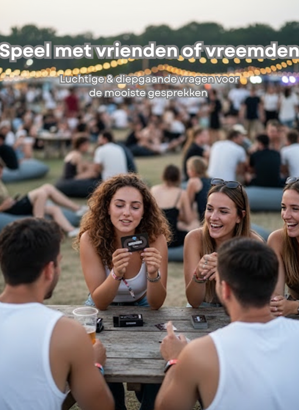 De compacte doos van het Ravecards festival kaartspel, ideaal voor sociale momenten in de chill area en om snel nieuwe mensen te ontmoeten.